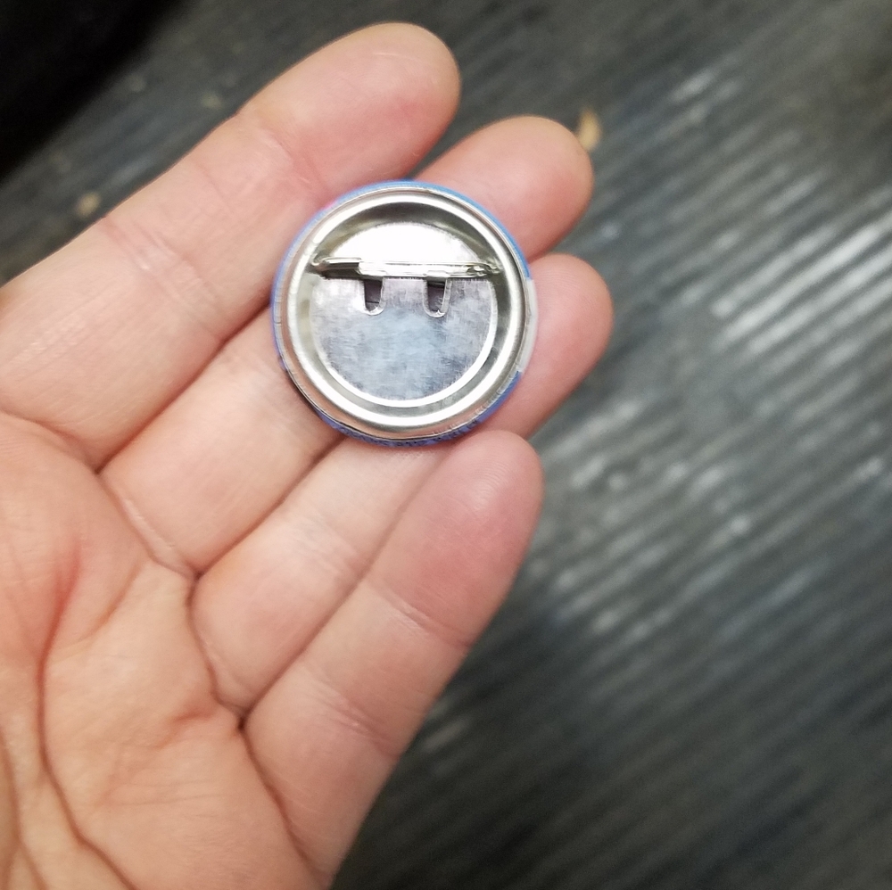 Hello Kitty Pin - Picture 3 of 3